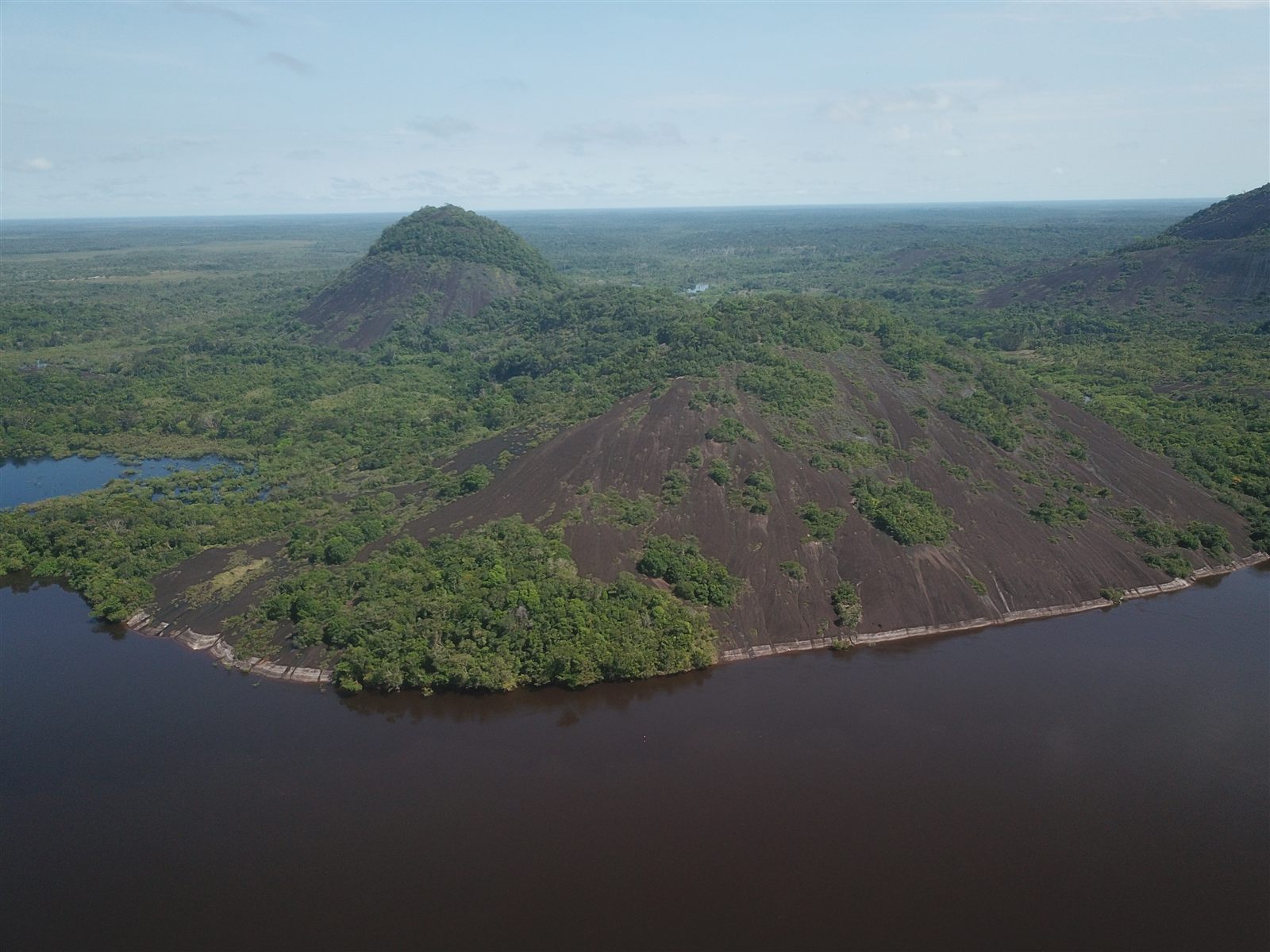 Río y selva de Inírida